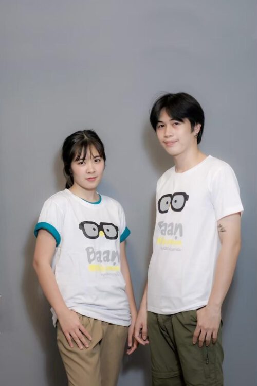 เสื้อยืดสีขาวลายแว่นตา