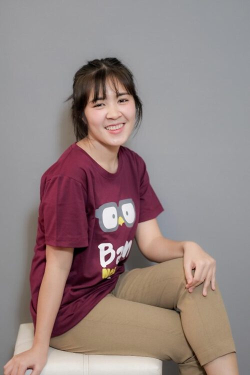เสื้อยืดสีเลือดหมูลายแว่นตา
