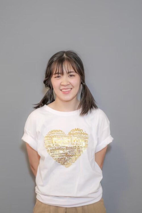 เสื้อยืดสีขาวลายหัวใจ