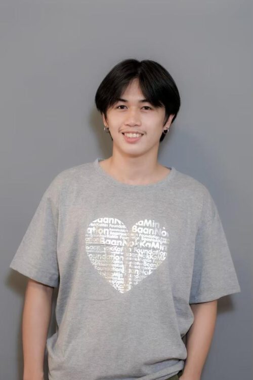 เสื้อยืดสีเทาลายหัวใจ